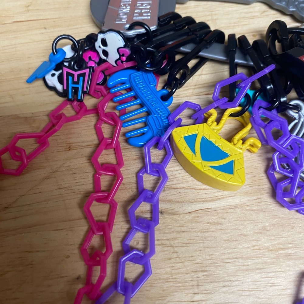 Monster High Ghouls Got Charms Keychain Necklace Set Carabiner 9 Charms Chains - Picture 4 of 6